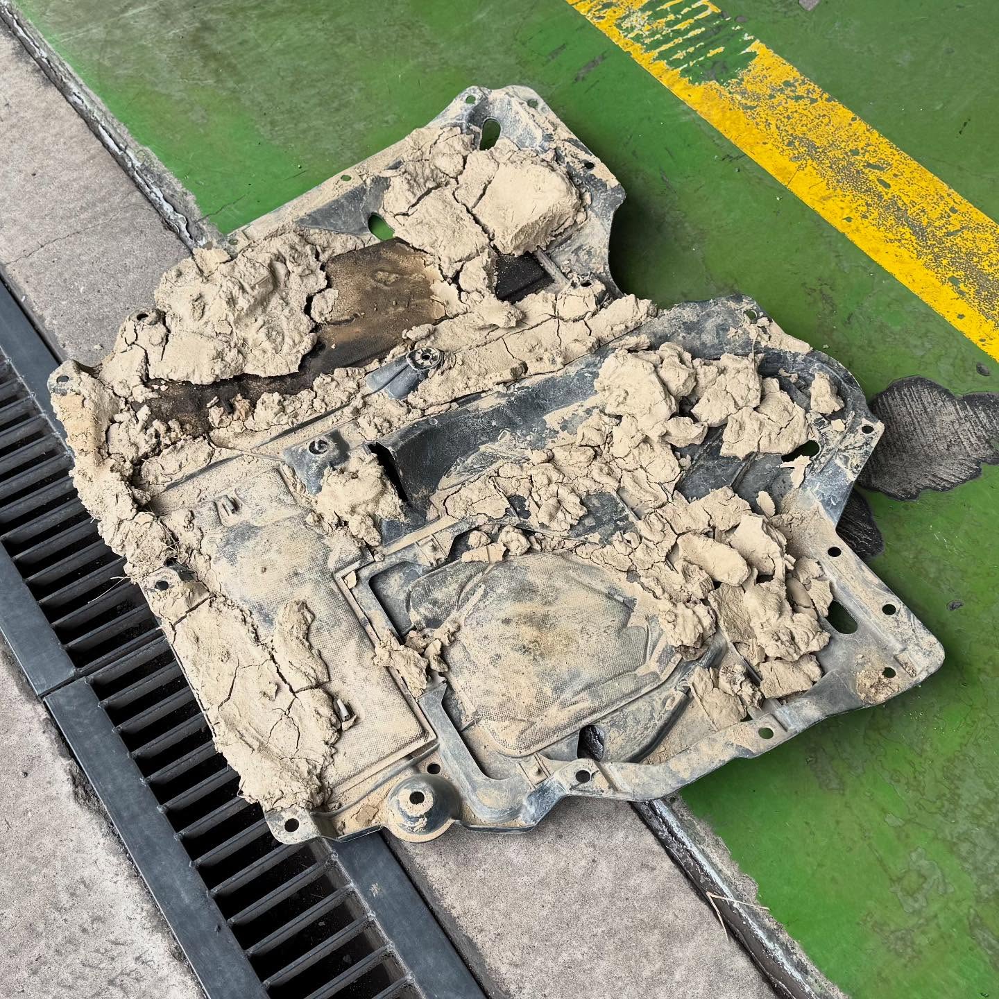 アンダーカバーの内側に残って干からびていた泥吸気系ホースが抜けそうな箇所がワンチャン目視できればと思って見てもらったんだけど、新年早々にピットを汚してすいません#下館オフロードコース で去年遊んだ時のお土産がこんなにあったとは#デリカd5 #三菱自動車 #千葉三菱コルト #ミニバン #四駆 #delicad5 #d5jasper #mitsubishimortors #suvlife #minivan