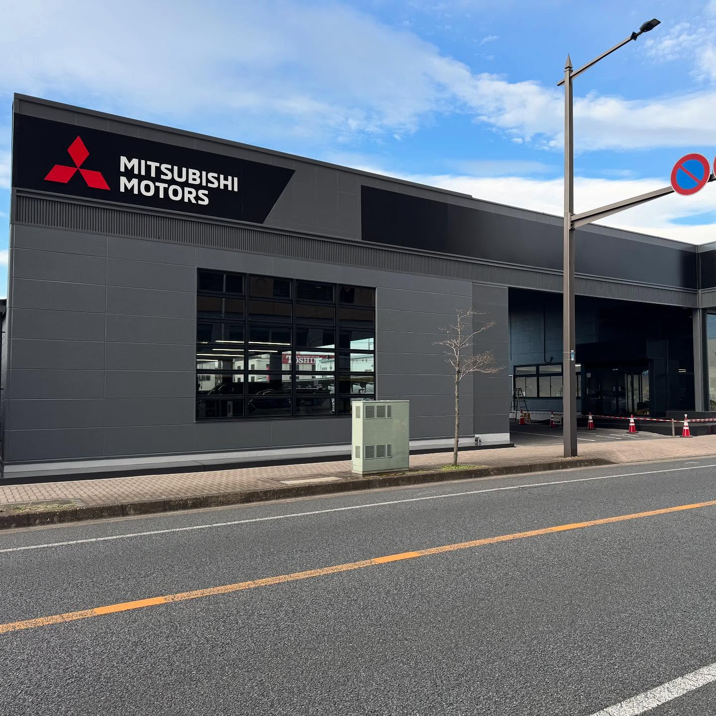 オイル交換来月に改装完了するらしい。三菱は各店いまどきの自動車ディーラー風に変わってきているが行きつけの昭和感漂う店も例外じゃなかった。#三菱自動車 #千葉三菱コルト #デリカd5 #d5jasper #delicad5 #mitsubishimotors