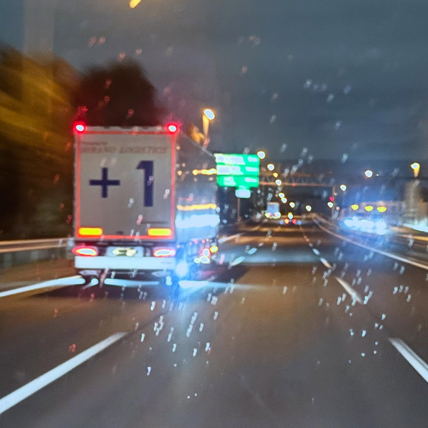 東関道を走っていると、よく見る+1というデカい識別のような文字を貼ったトレーラー。たまに+2もあったような…車体はいつも綺麗なので成田空港関連の荷物を運んでいるんだろうなあと思ってるけど、+1だから何なのか？部外者ながら見るたびに気になってしょうがないw知ってる人いますか？#東関道 #成田空港 #物流 #トレーラー #空港貨物