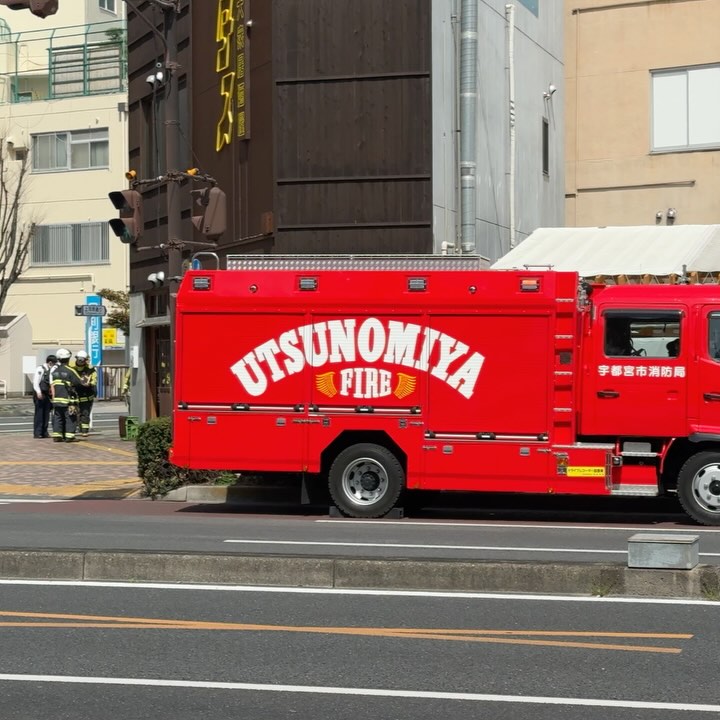 火災警報器の誤作動っぽい駆けつけた消防車から一斉に降りてきた5、6名の隊員が無駄なく準備してビルに向かう数秒を見て感動してしまった。テキパキ凄い迅速#消防車両 #働く車 #消防隊員さんありがとう #fireman