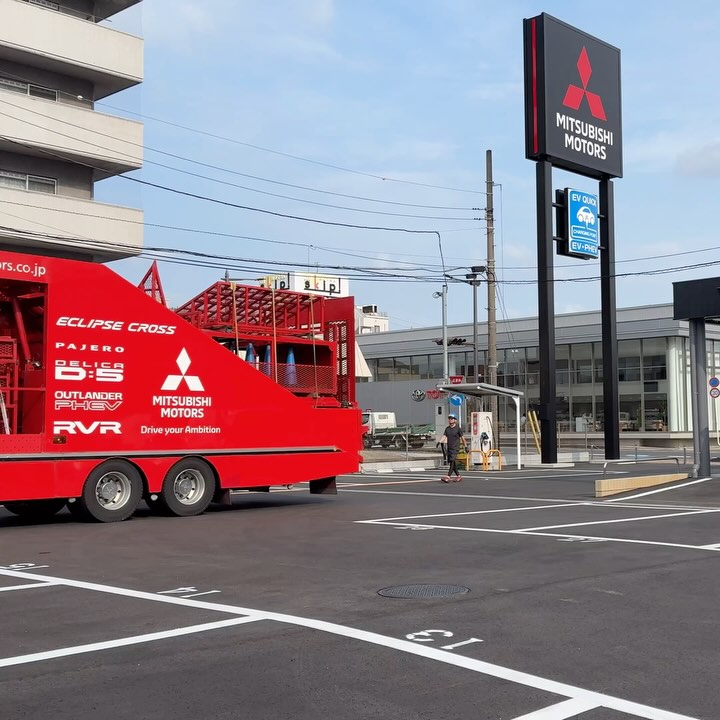 ちょっとデリカの点検に行ったら、45°登坂キットが到着して設営が始まった！このトラックにイベントで使う全てのツールが積まれていた。明日6月14日、千葉三菱コルト 千葉店がリニューアルを記念して45°登坂体験を開催。デリ丸グッズとかも販売するみたい。#デリカd5 #三菱自動車 #千葉三菱コルト千葉店 #45度登坂イベント #d5jasper #delicad5 #mitsubishimortors