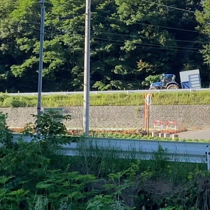 真夏だというのに寒い早朝の長野県川上村を走っていると、やたら見たピックアップのトラクター🚜が妙に格好良いヒップアップのコンテナにレタスを満載にして急いで大型トラックの待機する積込み場所へ疾走していた。この努力で新鮮なレタスが全国のスーパーに陳列してるんですね#デリカd5 #レタス収穫 #長野県レタス #三菱自動車で行こう #delicad5 #d5jasper #トラクター #トラクターな風景