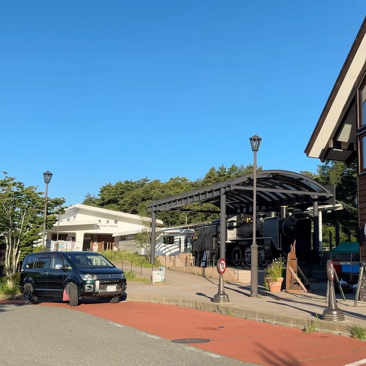 #清里 の朝は寒かった駅前は凄く綺麗。何かの動画で今じゃ廃れてるなんて伝え方してたけどそんな事はない。むしろ大人の避暑地になっている感じ。#デリカd5 #三菱自動車で行こう #別荘地 #避暑地 #delicad5がある生活 #d5jasper #kiyosatostation